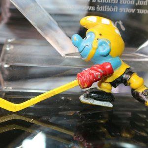 Ice Hockey Player Smurf vtg 80’s Miniature Figure Peyo Schleich Yellow wood